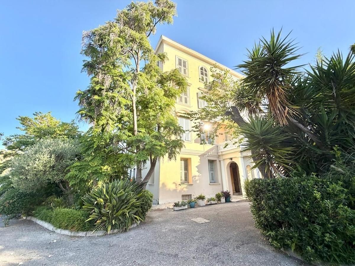 Apartment Bright With Garden Near