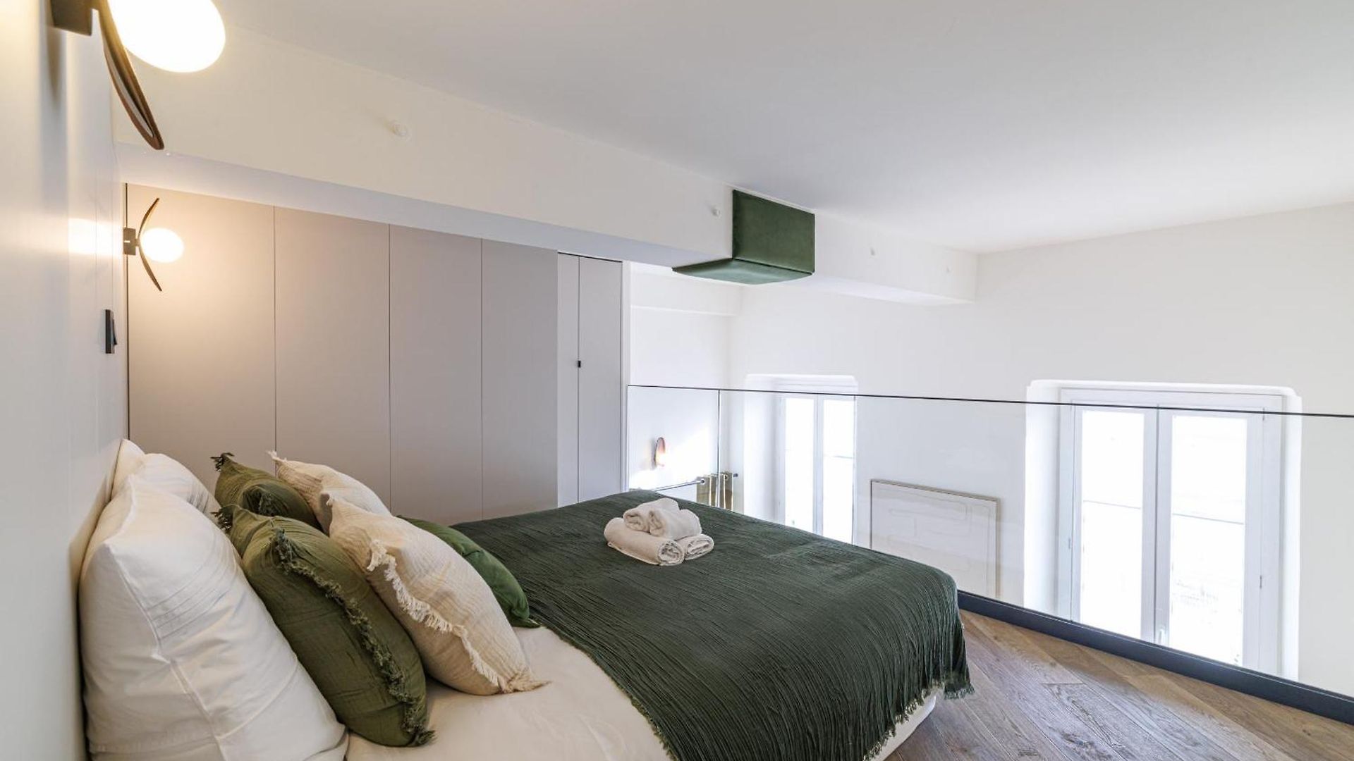 Apartment 20 Quai Lunel - Loft Vue Port De - 2 Mezzanine - Climatise *