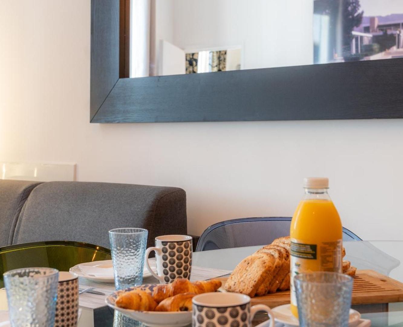 Apartment Old Town Nice, 2 Bedrooms & 2 Bathrooms,quiet, Ac For 4 People *