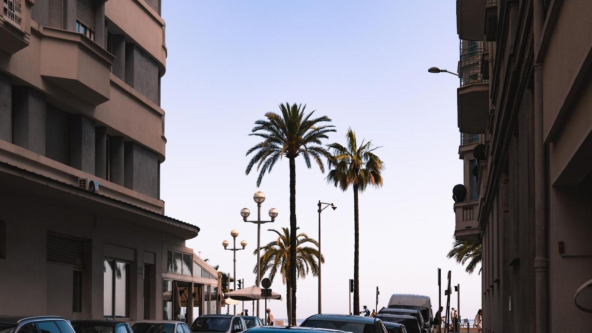 1 Min Walk To Luxury Boutique *