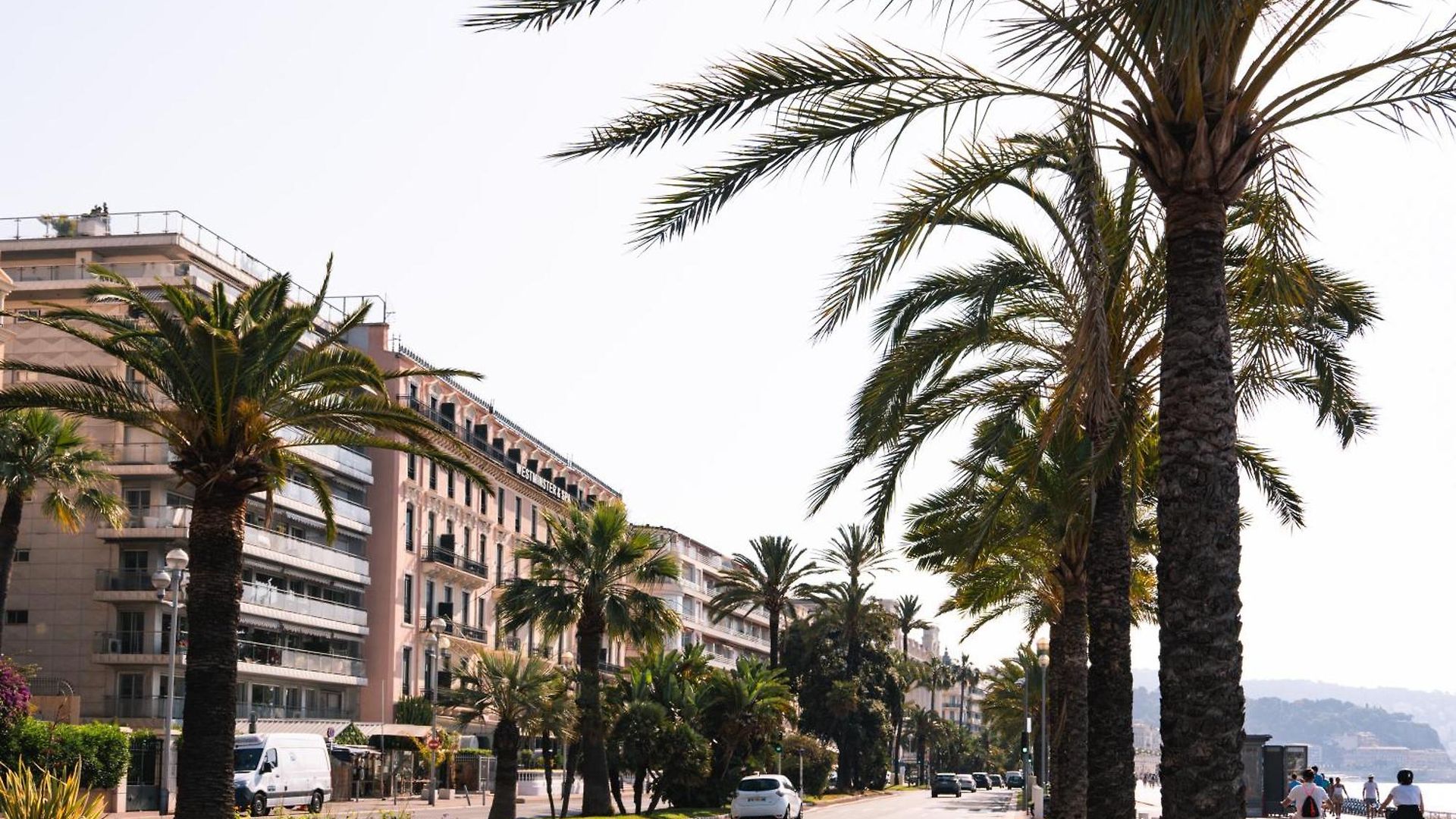 1 Min Walk To Luxury Boutique Apartment *