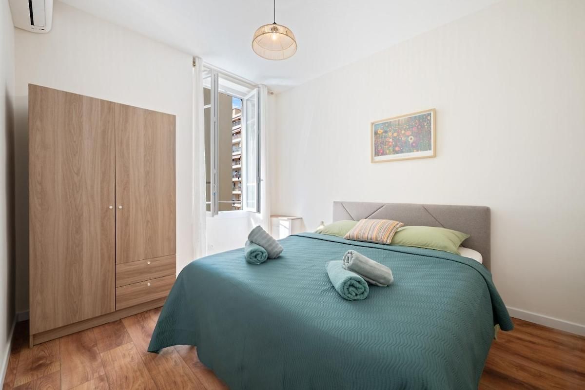 Spacious In Port Of * Nice