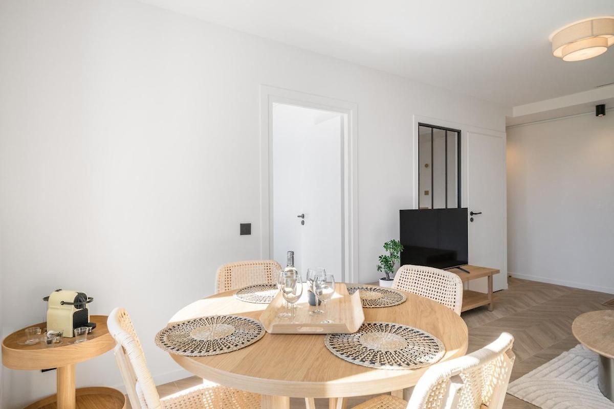 2-bedroom - Sleeps 4 - Place Massena *