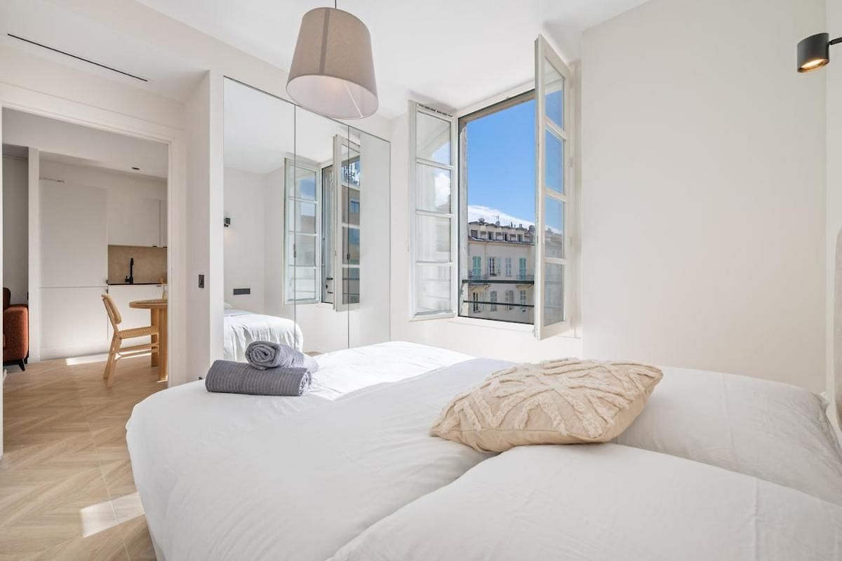 2-bedroom - Sleeps 4 - Place Massena *