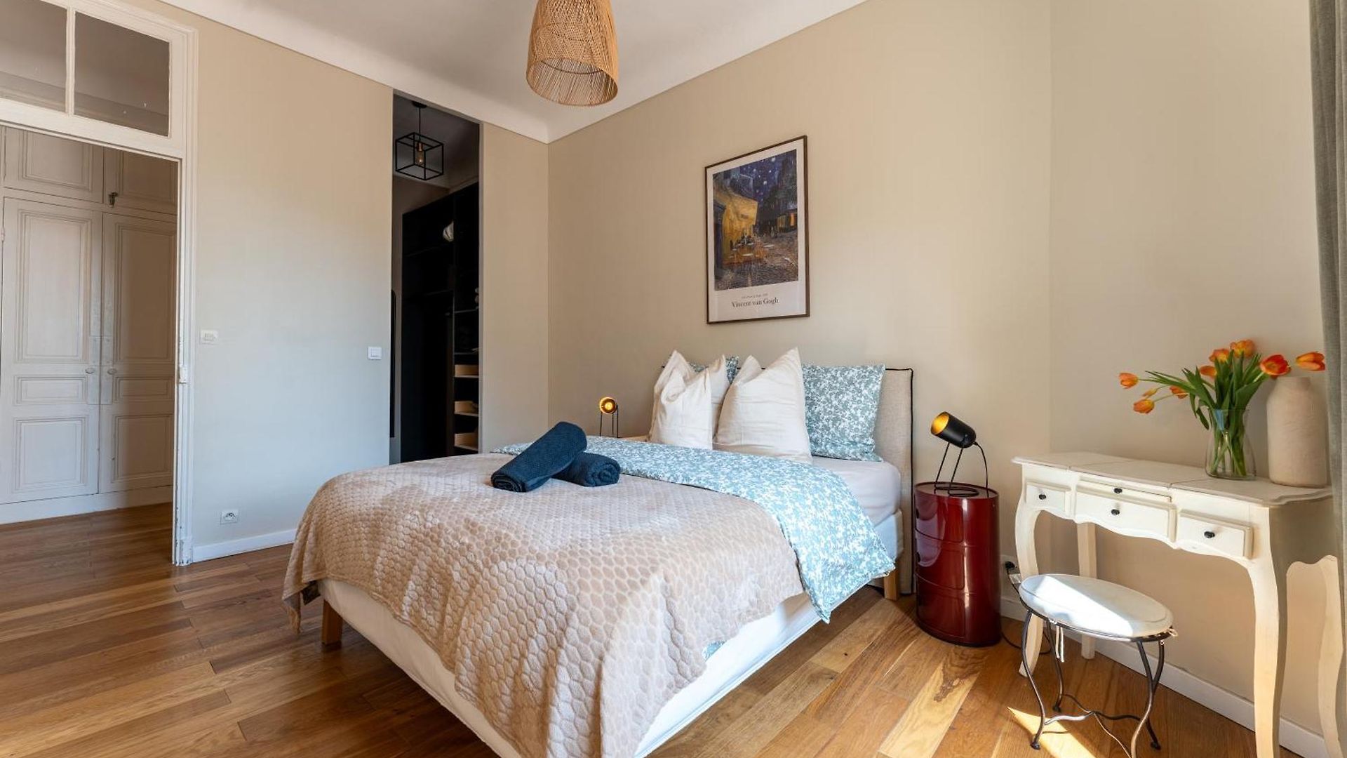 Bright 2 Center Apartment *
