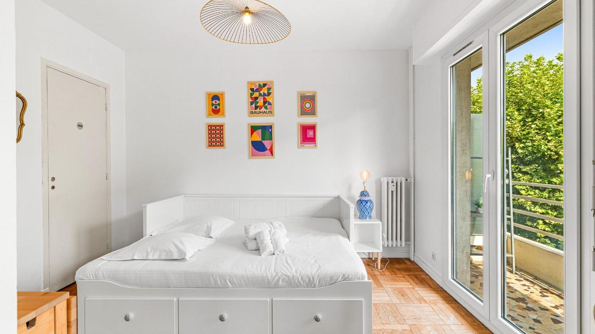 Comfortable & Bright 2 Bedroom Apartment