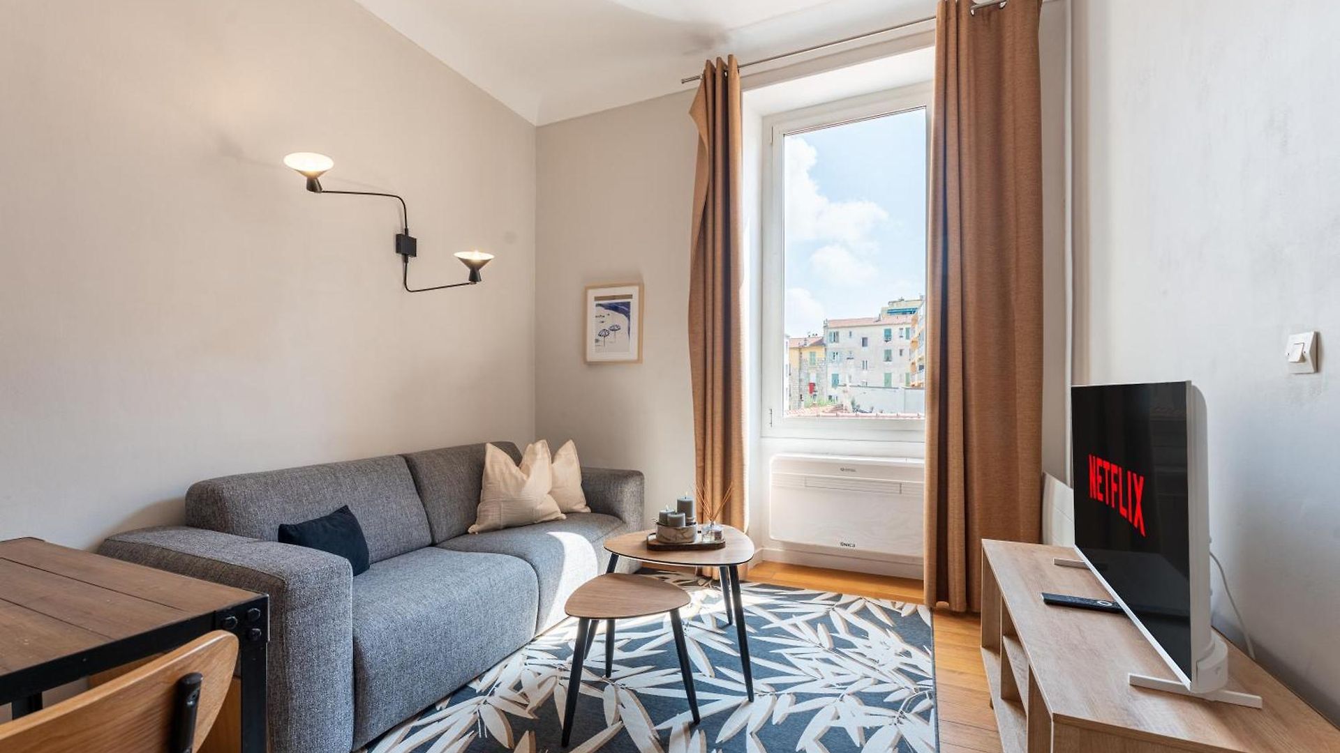 Bright 2 Center Apartment