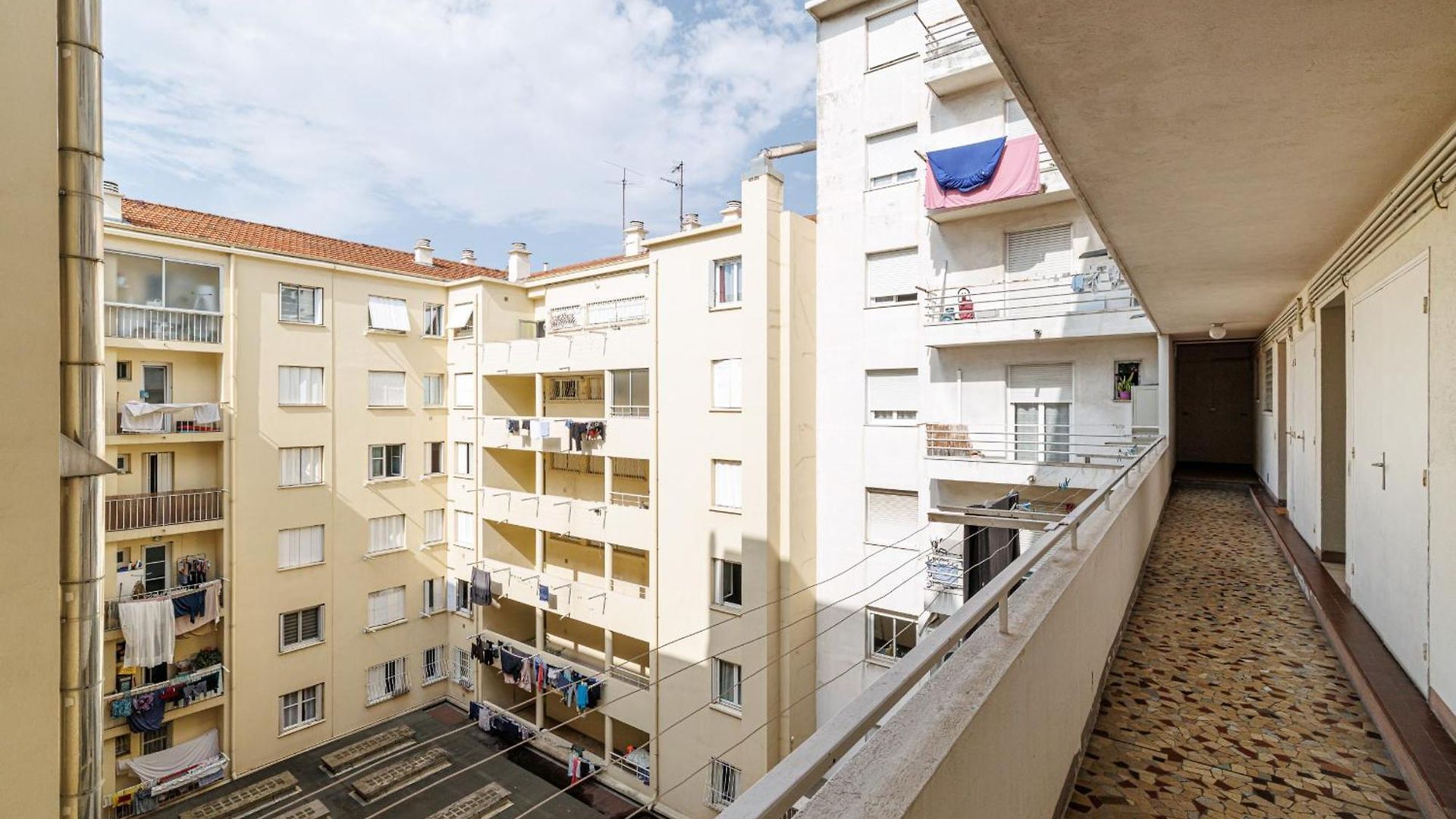 Comfortable & Bright 2 Bedroom
