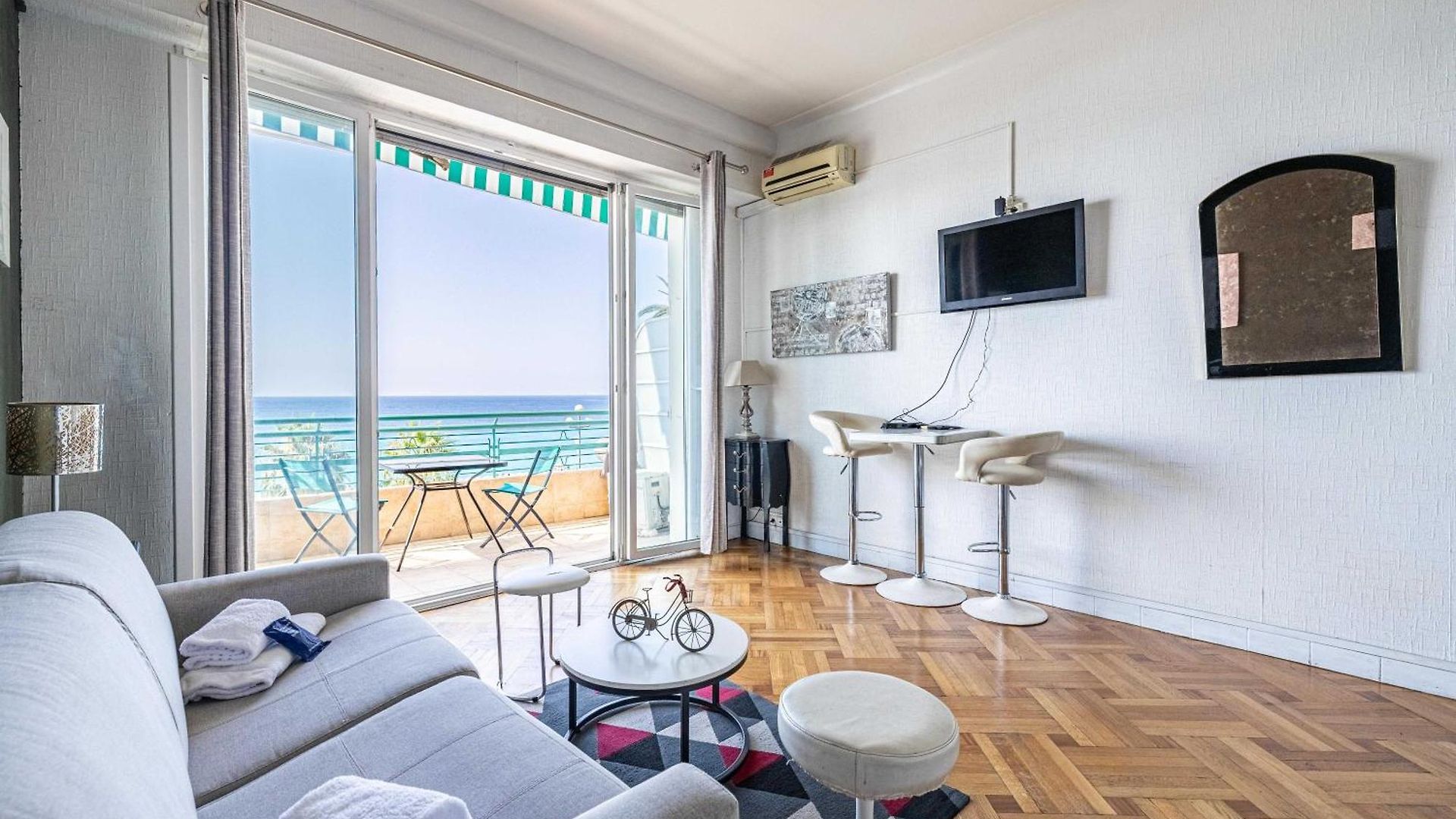 Charming A C 2p By The Seafront -