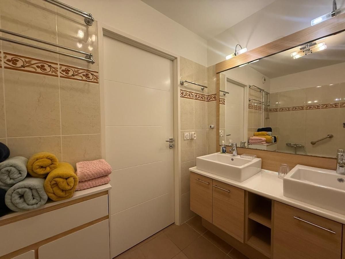 Apartment Centre - 2 Chambres, Balcons, Parking Prive
