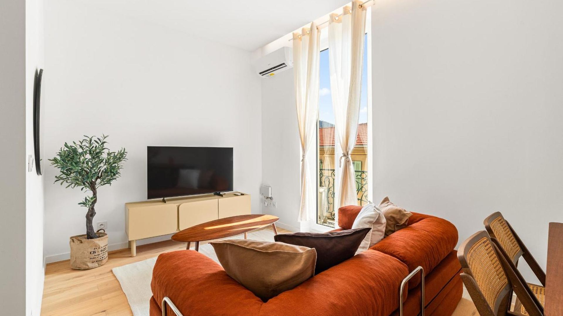 Bright & Charming 1 Bedroom Apartment *