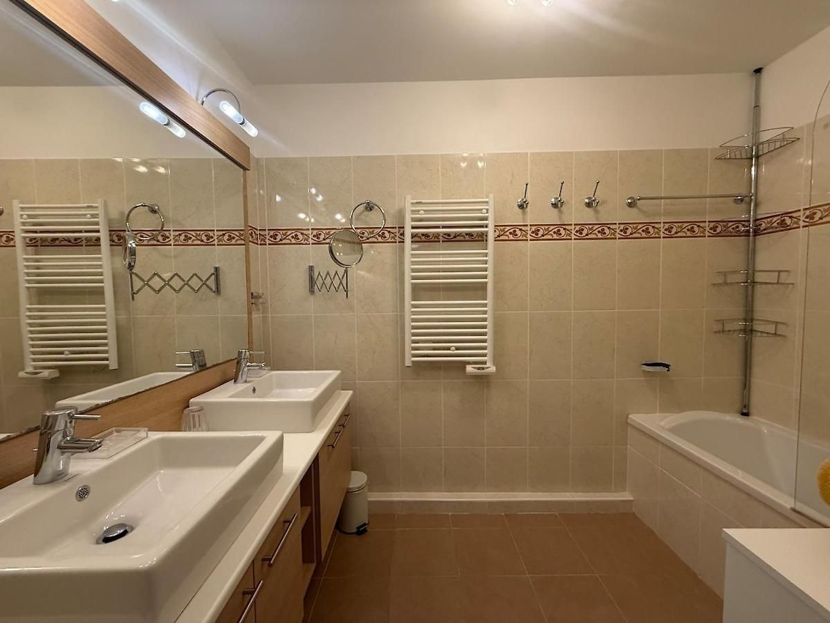 Apartment Centre - 2 Chambres, Balcons, Parking Prive Nice