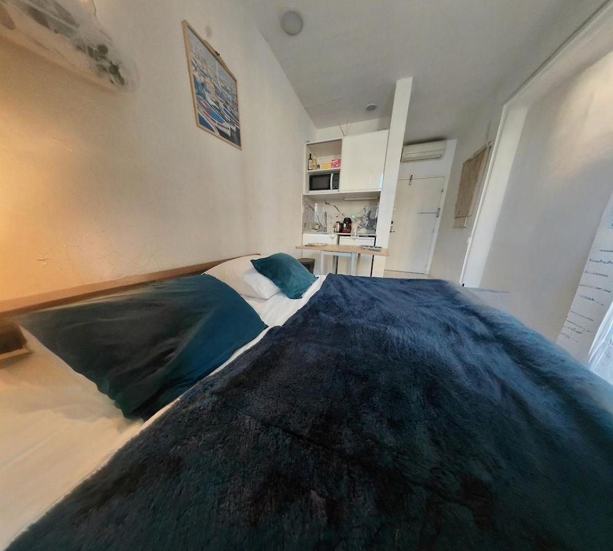 Blue Horizon 2 Air Conditioning 4 Minutes Apartment