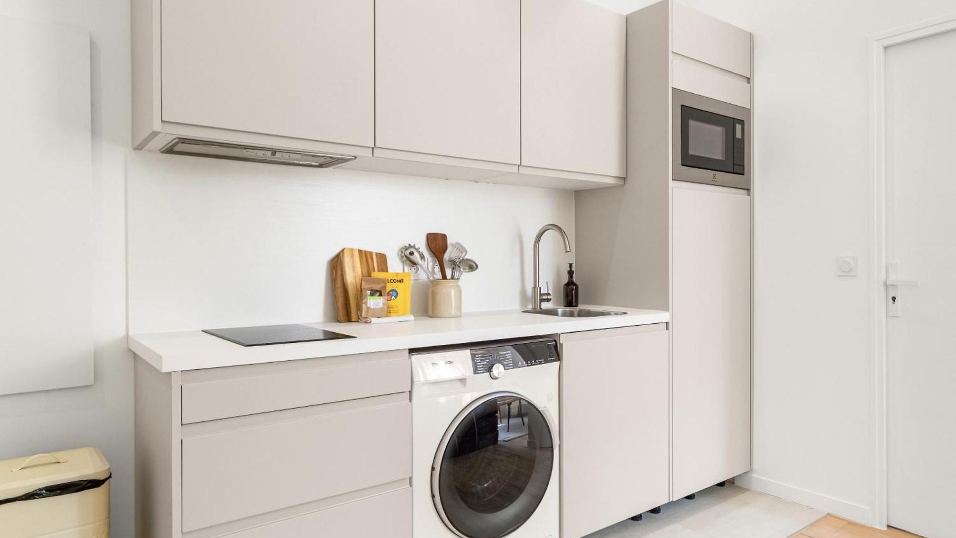 Bright & Charming 1 Bedroom Apartment