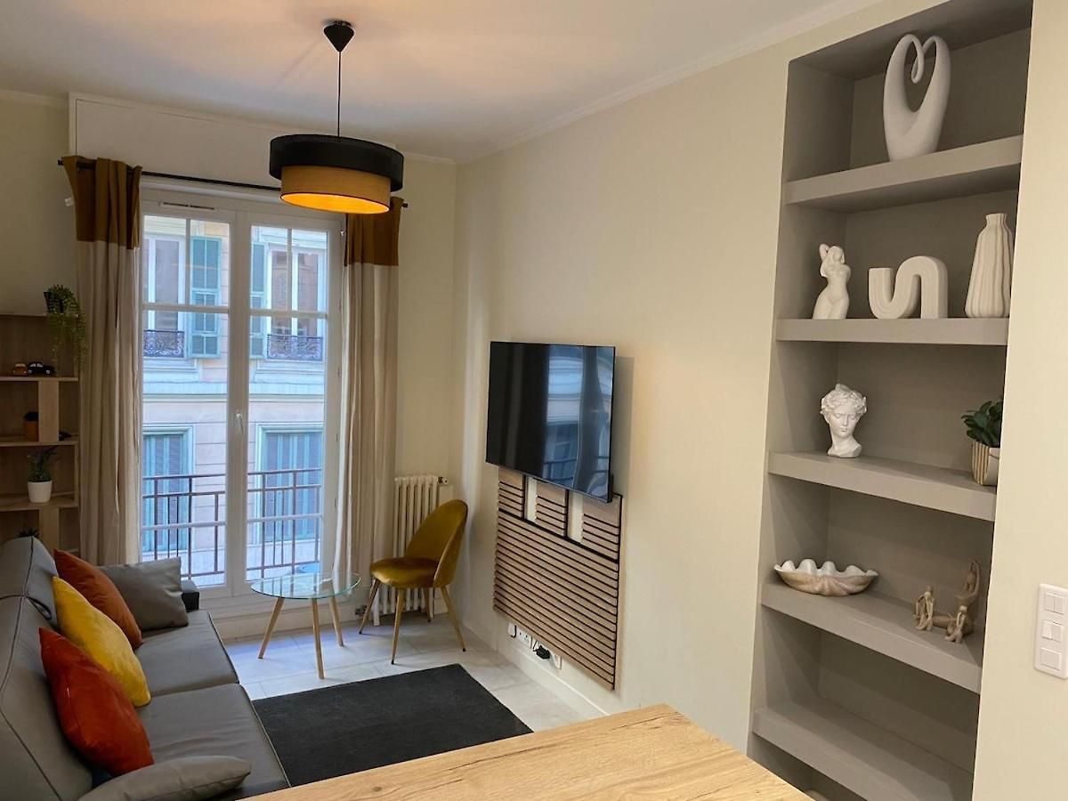 Quiet And Bright In The Heart Of Apartment