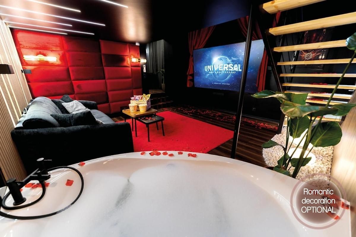 Apartment Cinema *