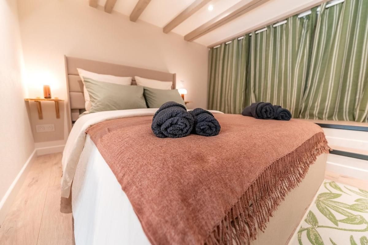 Downtown Duplex, Clim, 15 Min Walk To The Sea Apartment *