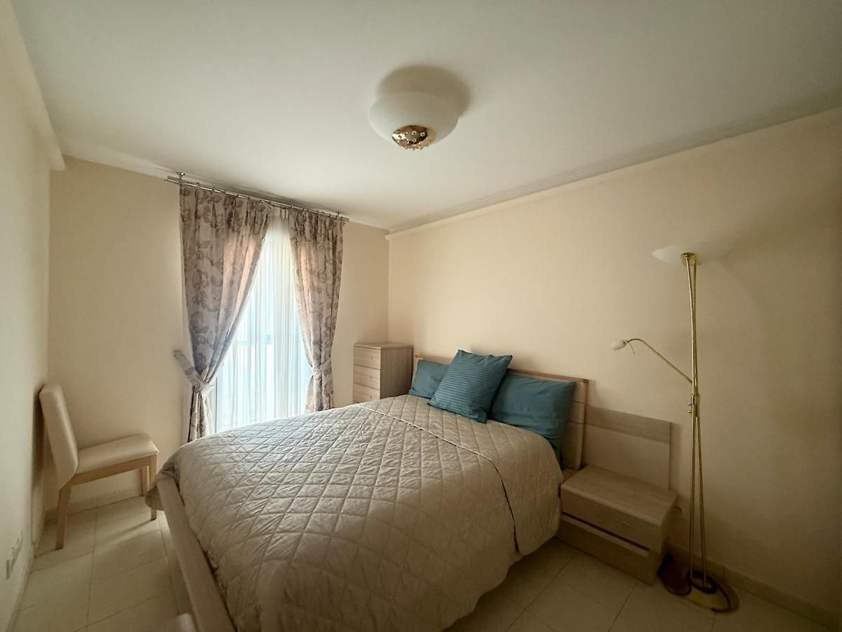 Centre - 2 Chambres, Balcons, Parking Prive