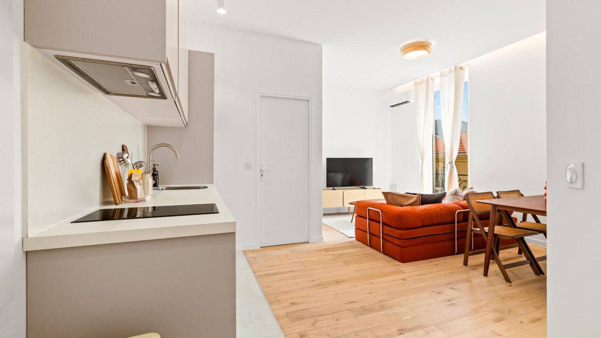 Bright & Charming 1 Bedroom Nice