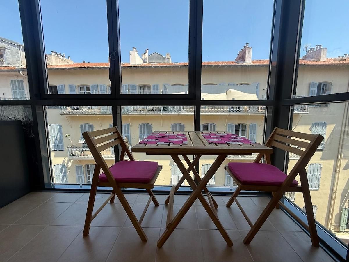 Centre - 2 Chambres, Balcons, Parking Prive