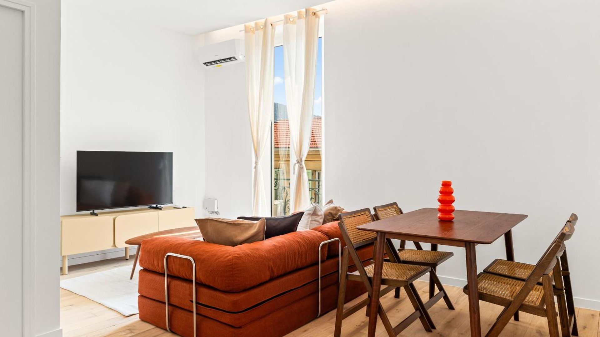 Bright & Charming 1 Bedroom Apartment *