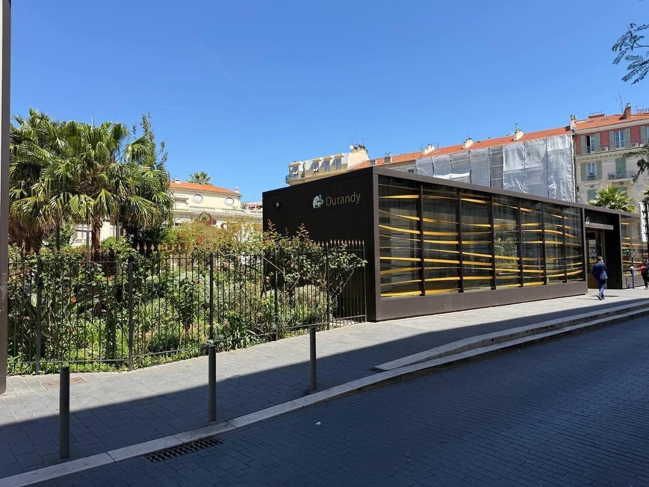 Centre - 2 Chambres, Balcons, Parking Prive Apartment