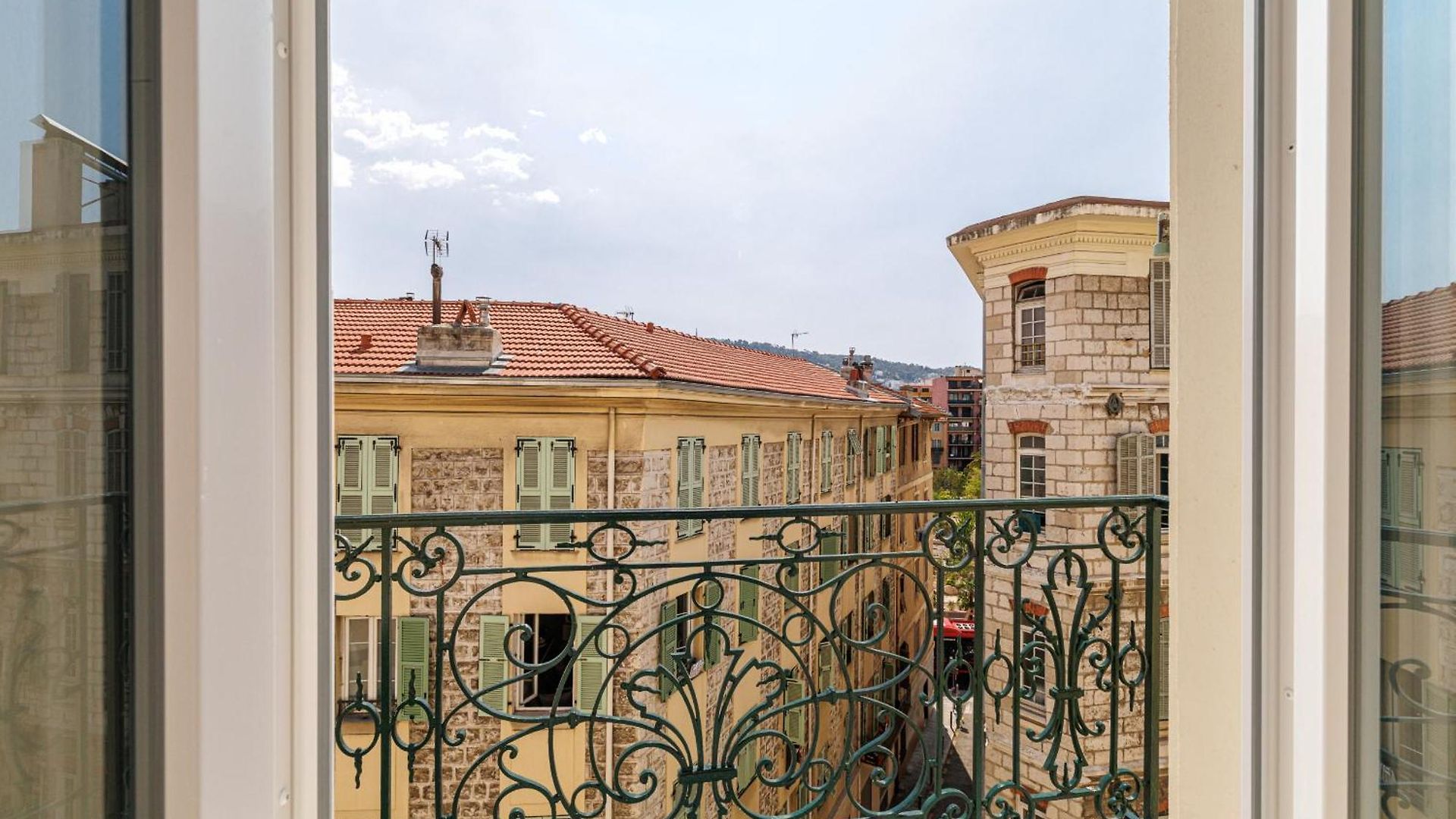 Bright & Charming 1 Bedroom Nice