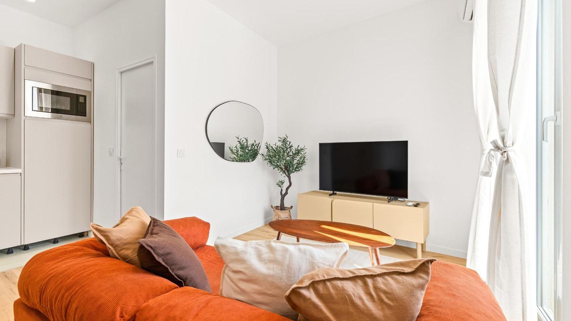 Bright & Charming 1 Bedroom * Nice