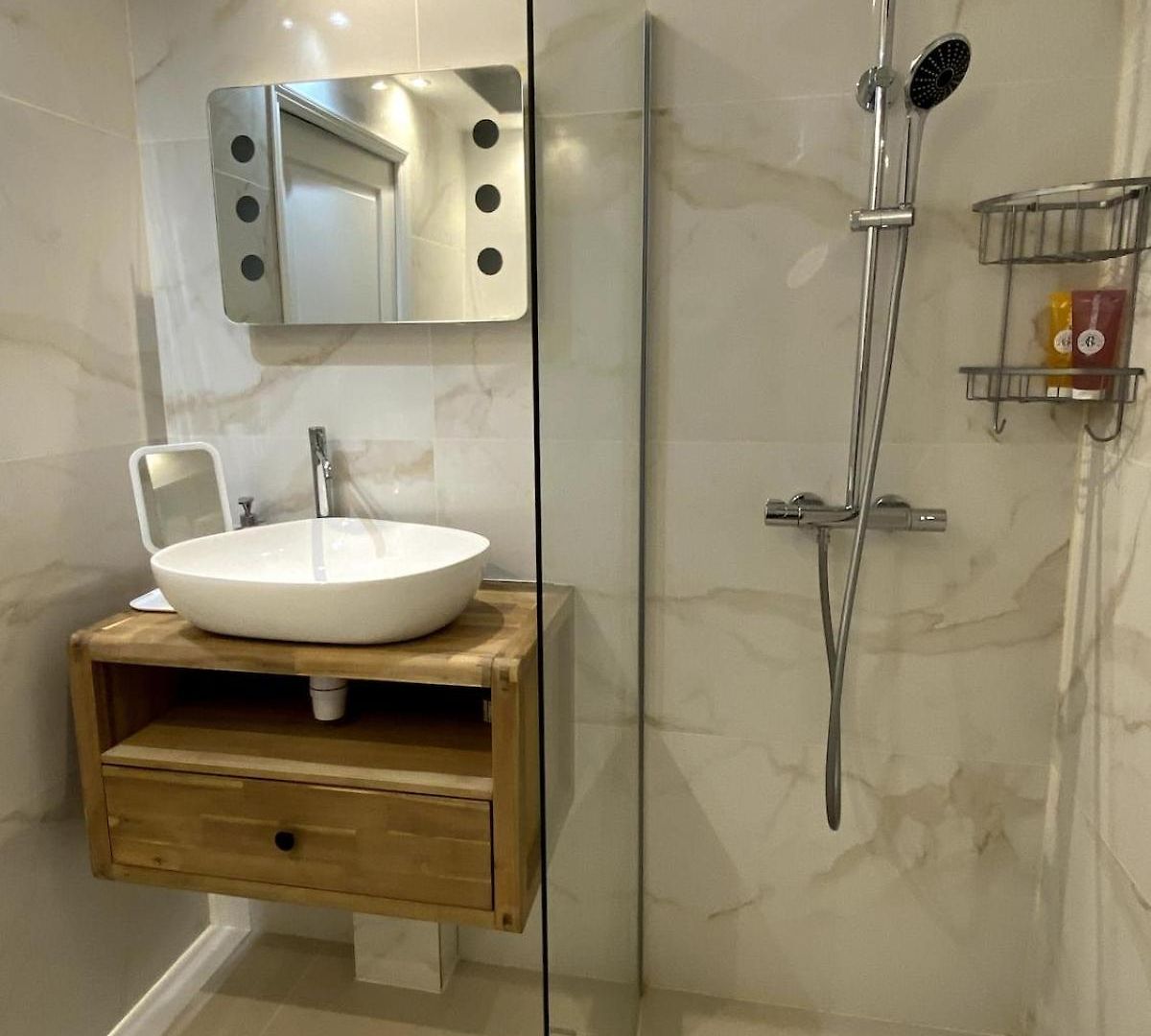 Apartment Chic 1-br With Terrace, Ac & Wi-fi Nice