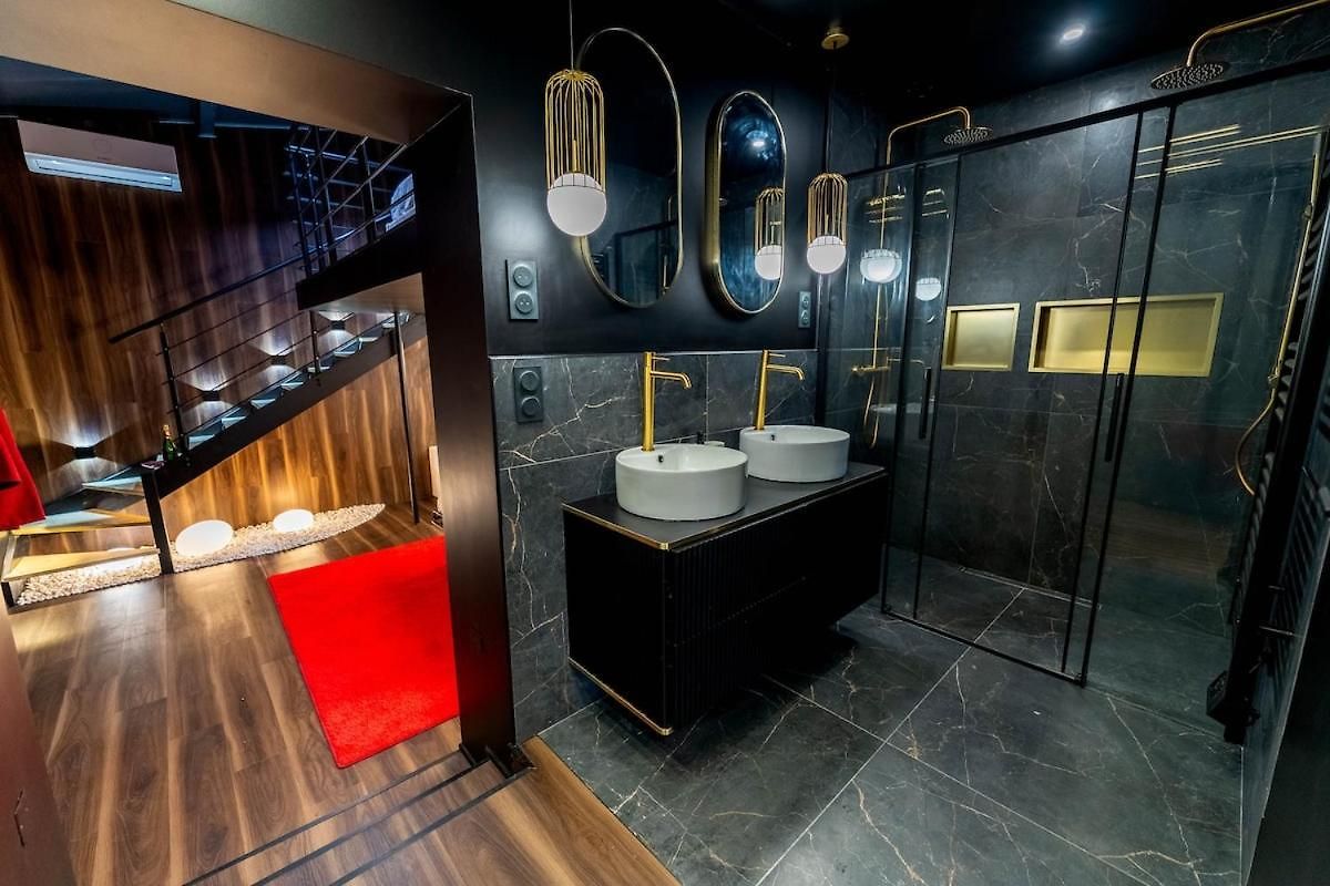 Cinema Apartment *