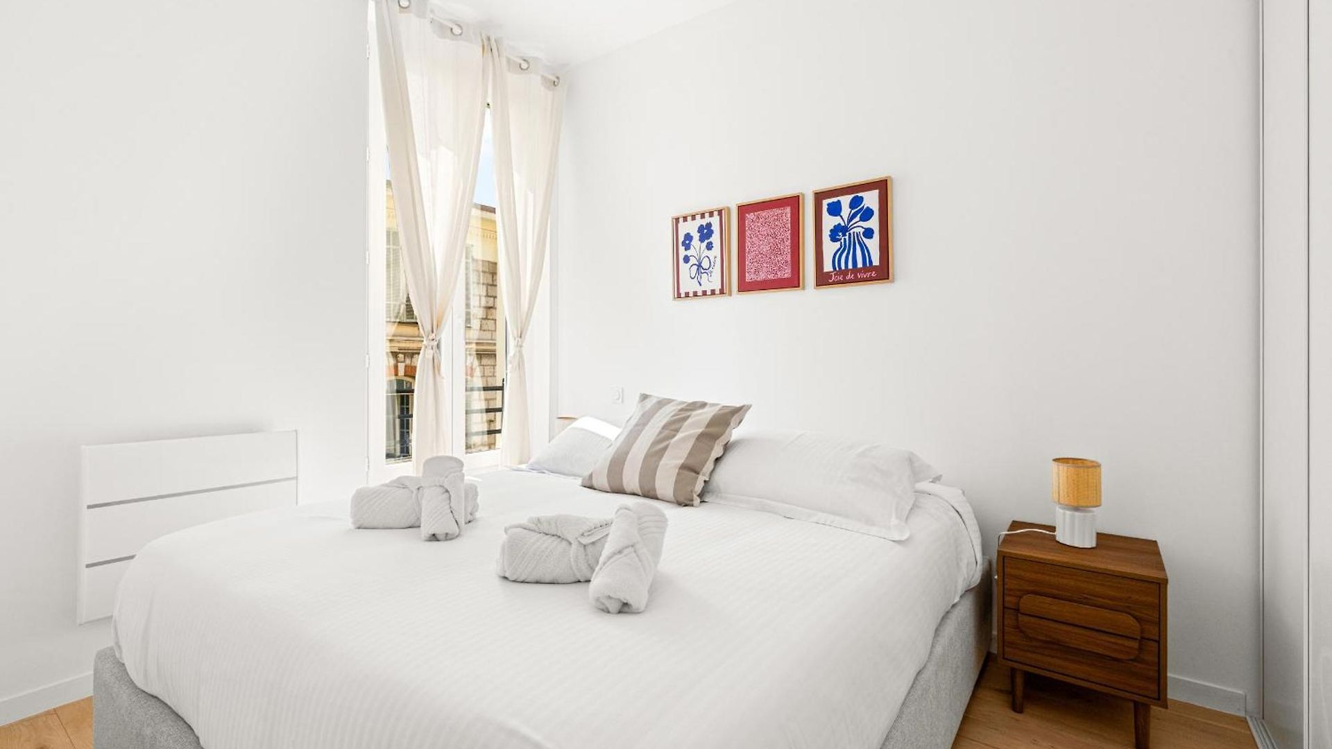 Bright & Charming 1 Bedroom Apartment *