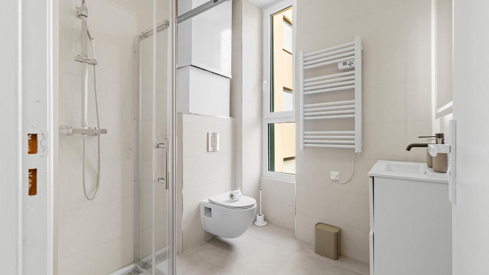 Bright & Charming 1 Bedroom *
