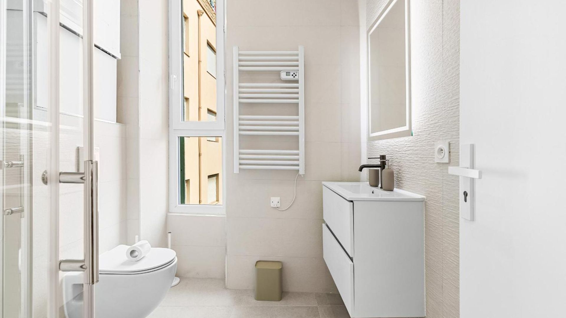 Bright & Charming 1 Bedroom *