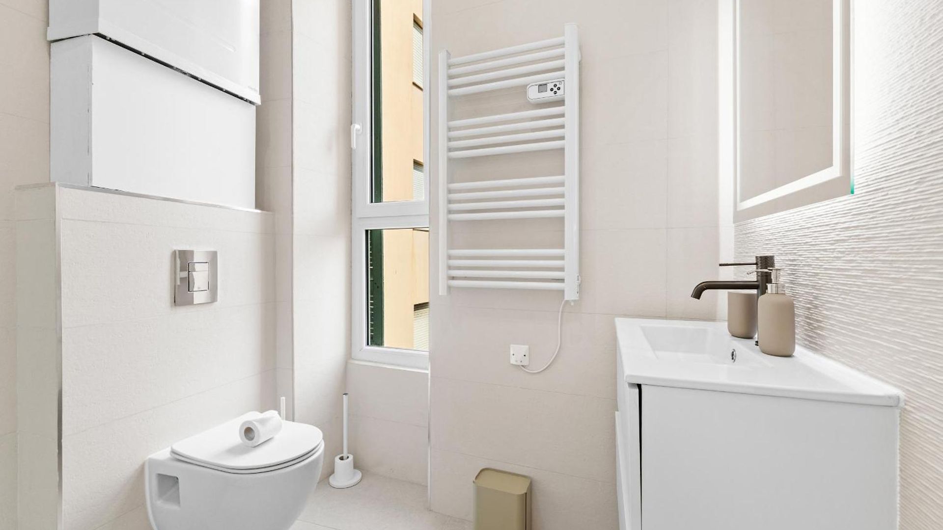 Bright & Charming 1 Bedroom Apartment
