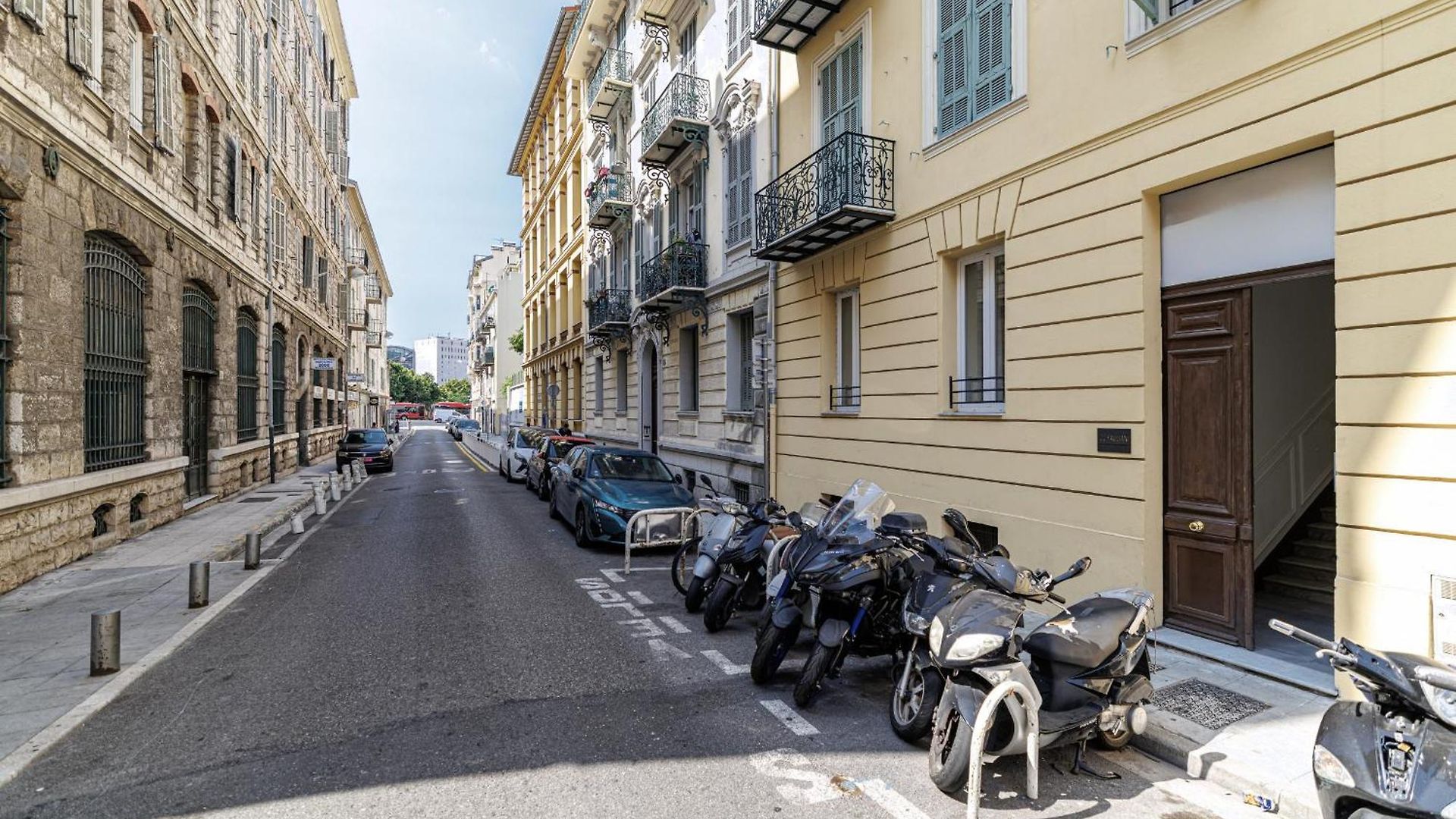 Bright & Charming 1 Bedroom Apartment *