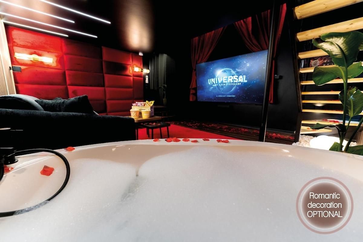 Apartment Cinema *