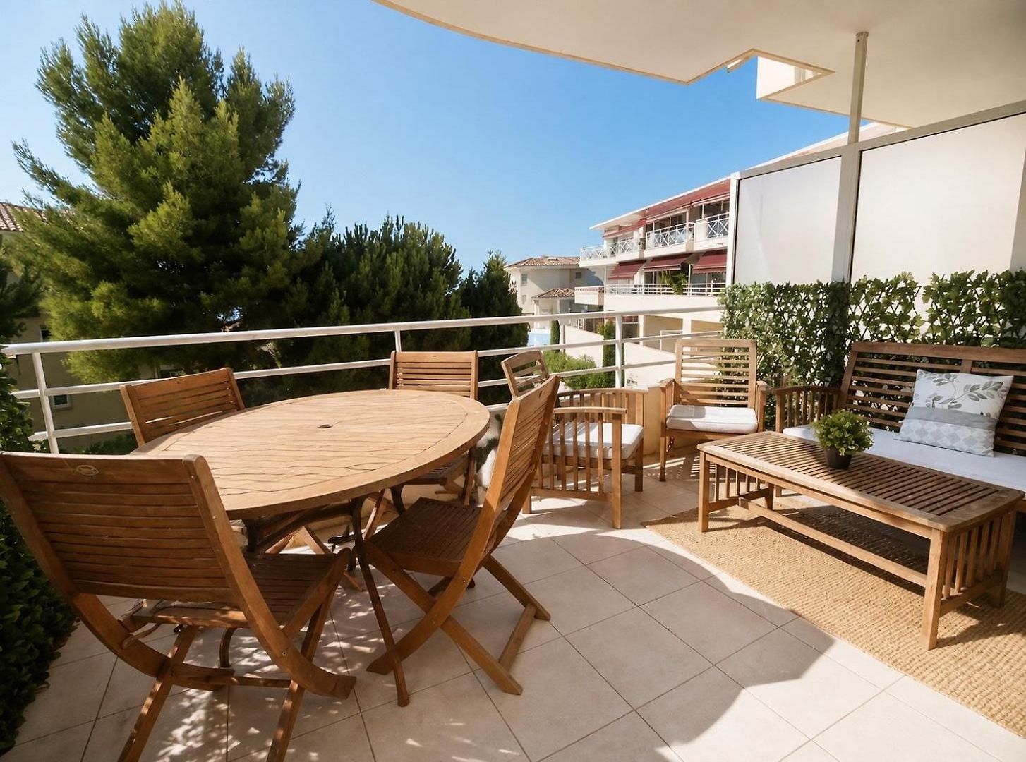 Beau 3 Pièces à - Terrasses Et Piscine Appartement