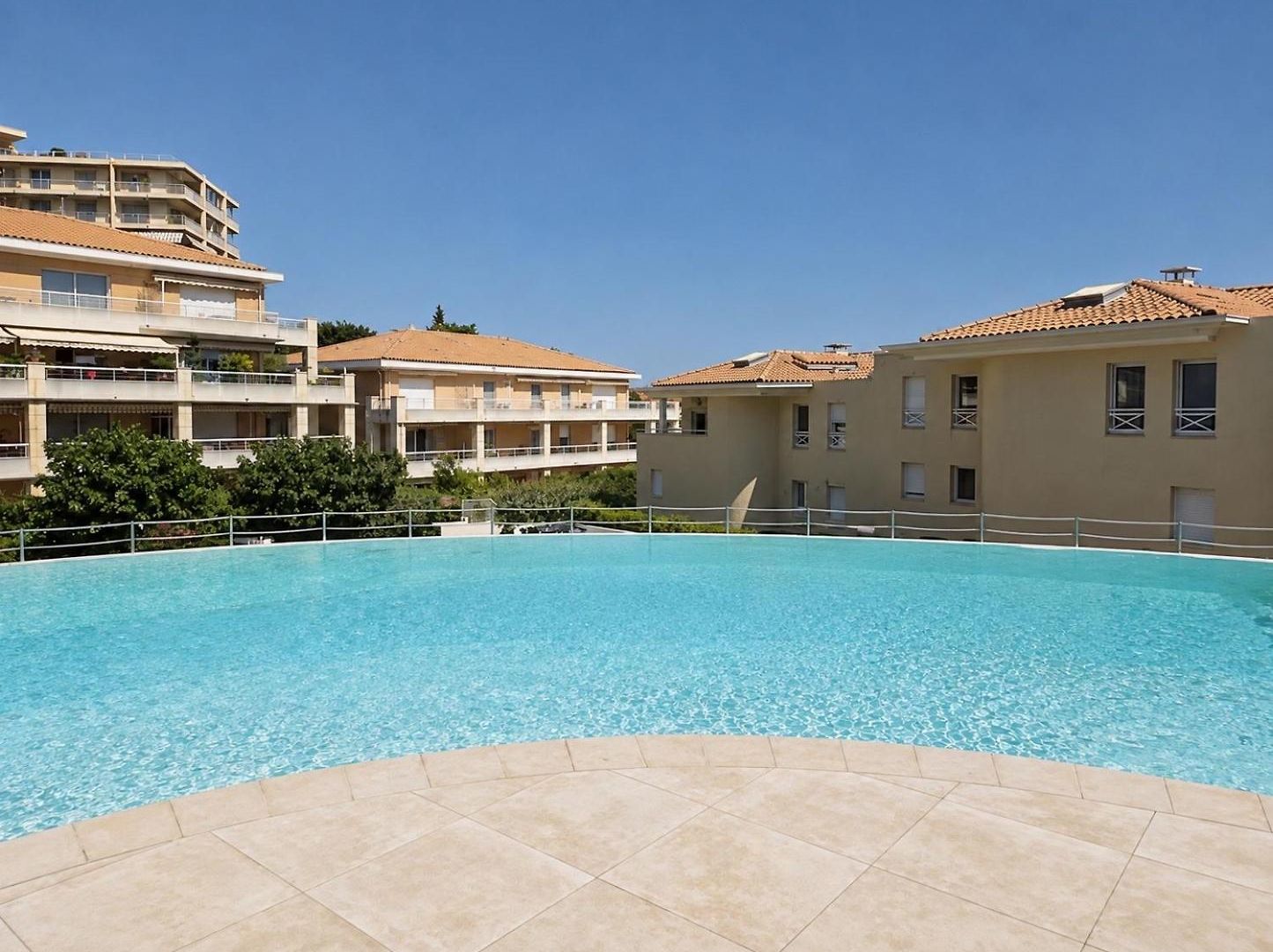 Appartement Beau 3 Pièces à - Terrasses Et Piscine