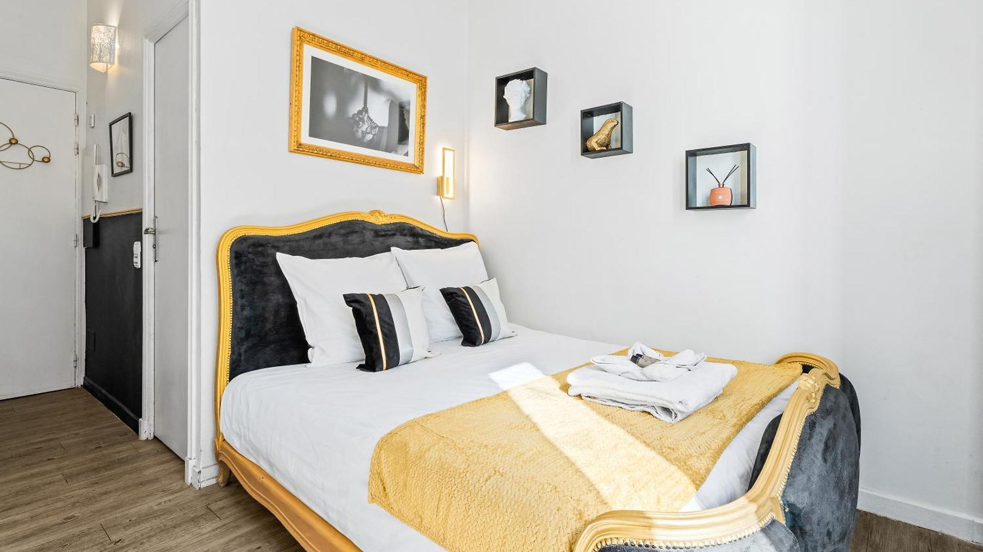 One Minute From - Air Conditioning - Wi-fi - Tram - Fully Equipped Kitchen *