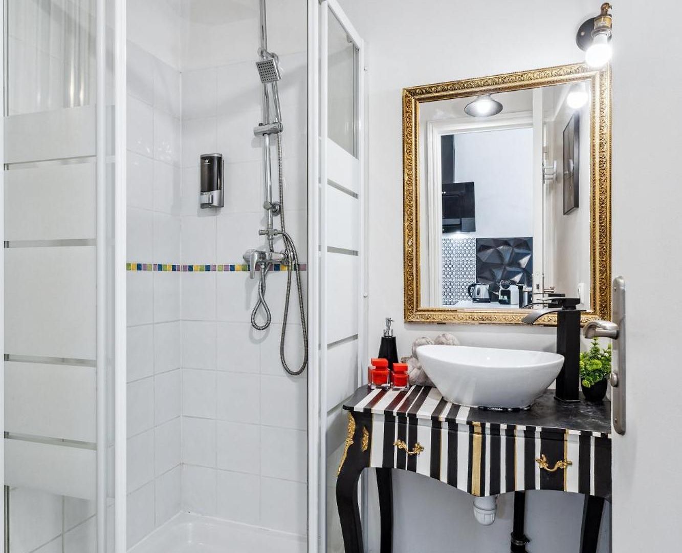 One Minute From - Air Conditioning - Wi-fi - Tram - Fully Equipped Kitchen Apartment *