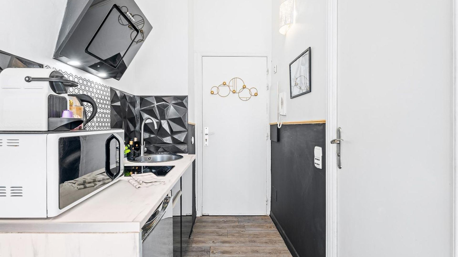 Apartment One Minute From - Air Conditioning - Wi-fi - Tram - Fully Equipped Kitchen *