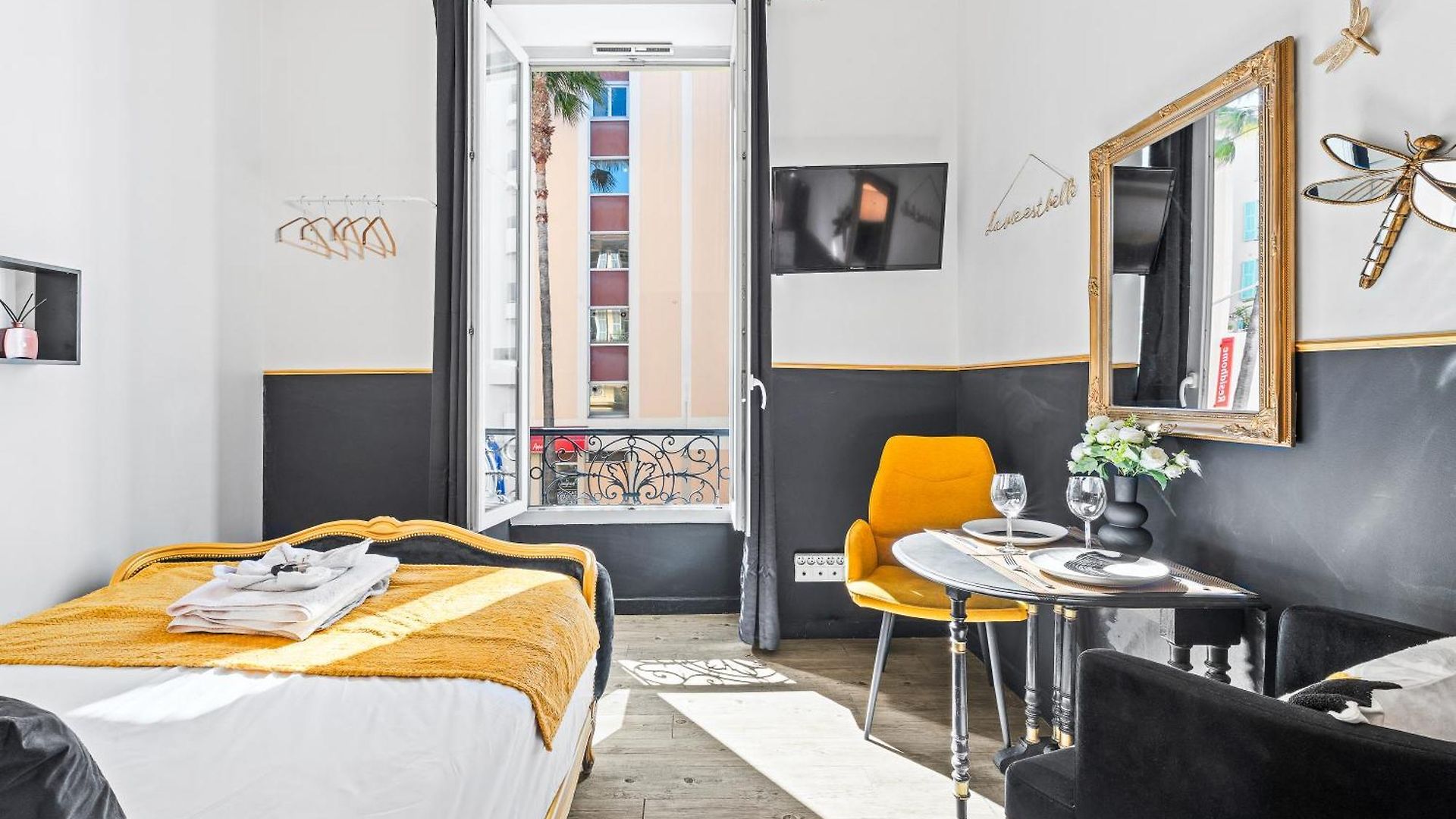 One Minute From - Air Conditioning - Wi-fi - Tram - Fully Equipped Kitchen