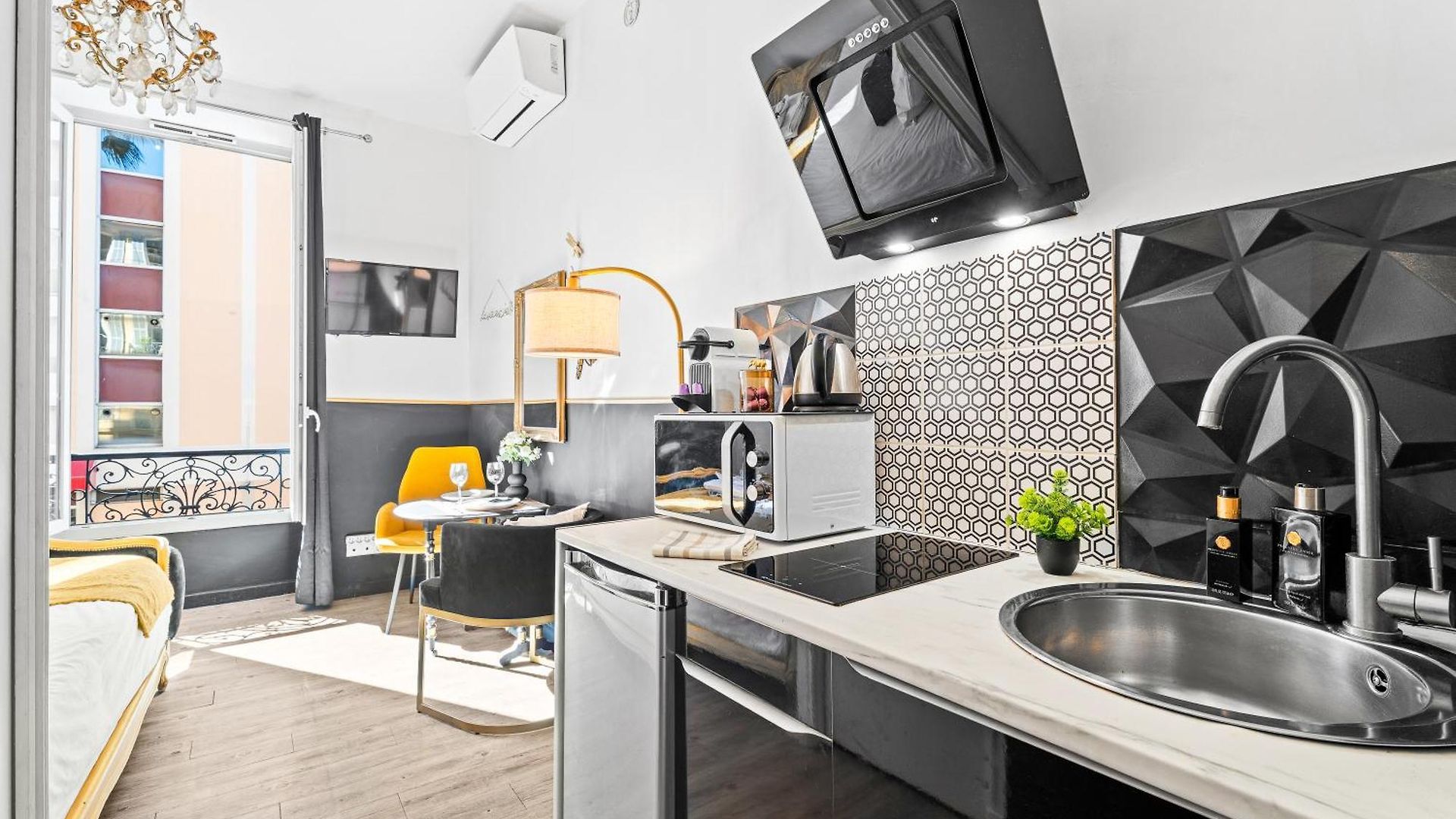 One Minute From - Air Conditioning - Wi-fi - Tram - Fully Equipped Kitchen Apartment