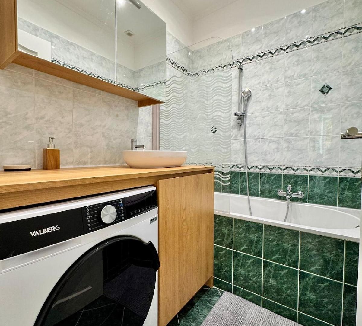 Beautiful 2-bedroom 5-minute Walk To Promenade Des Apartment