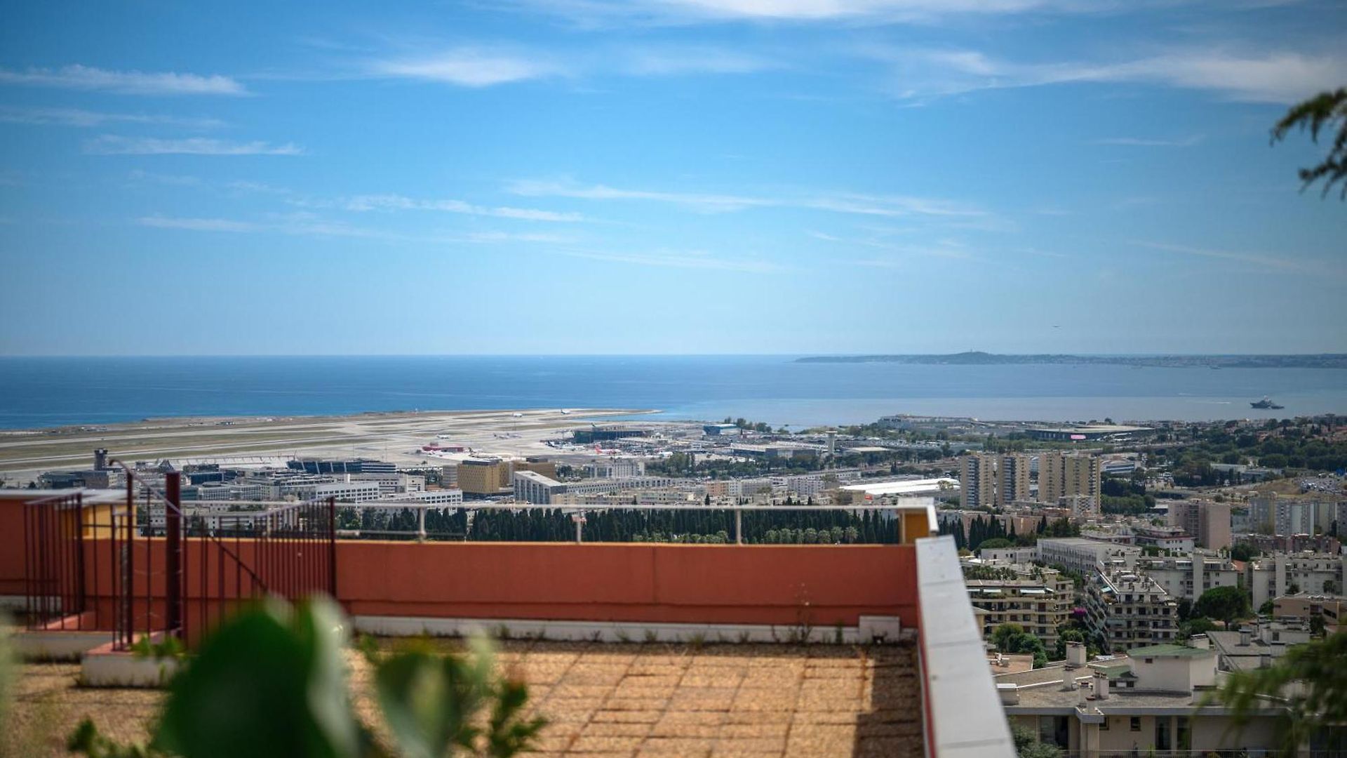 Rooftop Terrace - Sea View, Pool, Parking & A/c Apartment *