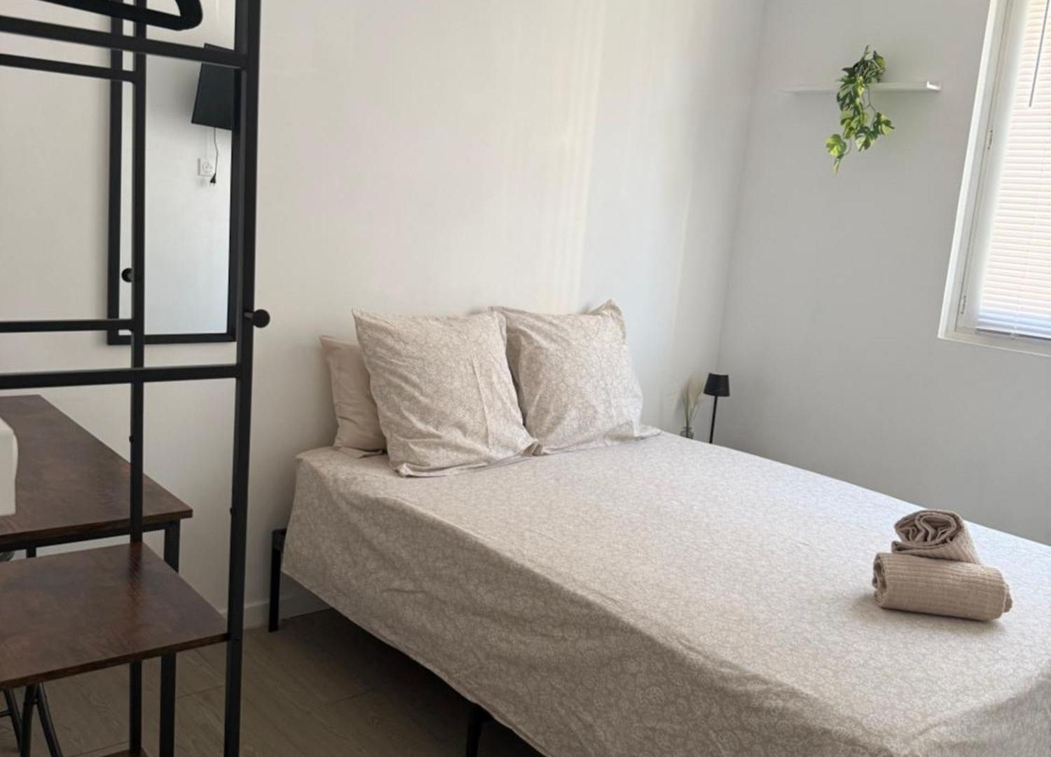 Location In Private Security With Free Parking, 6 Min To Center, 1 Min For Transports Available *