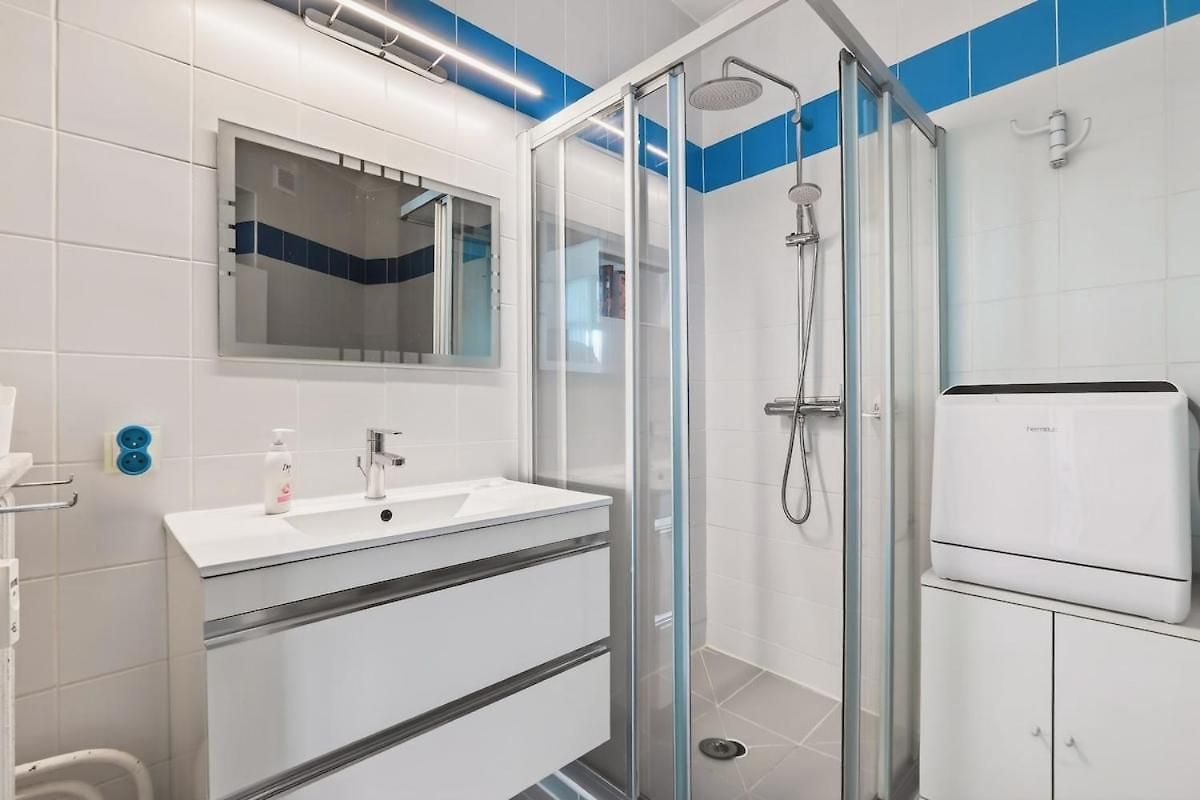 Cozy 1br Flat With Balcony - 5 Min To Tram Station *