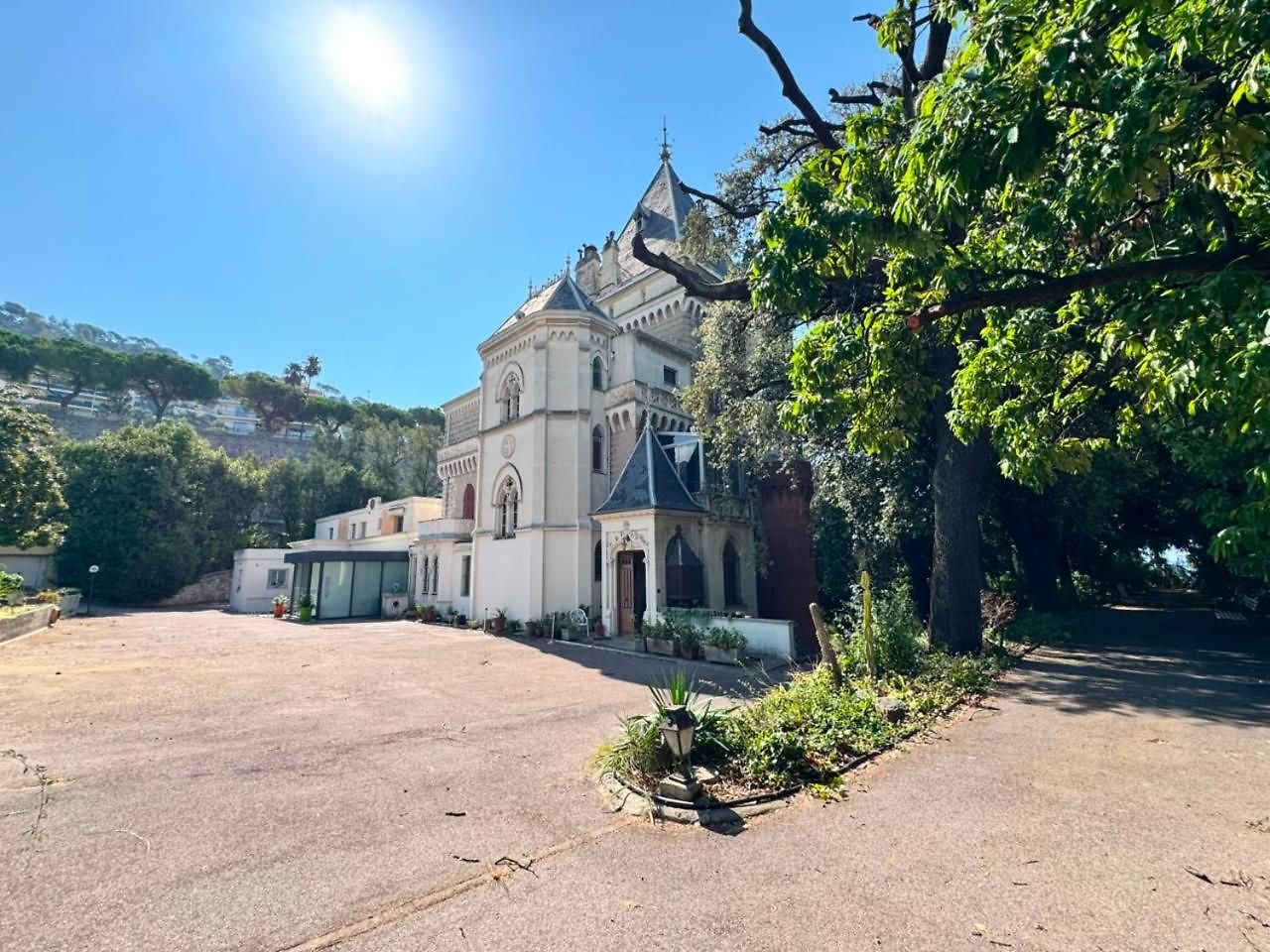 Chateau Sur Hotel *