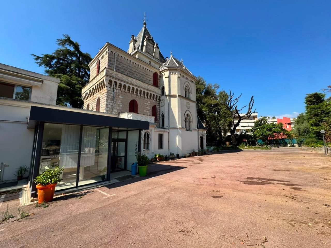 Chateau Sur Hotel *