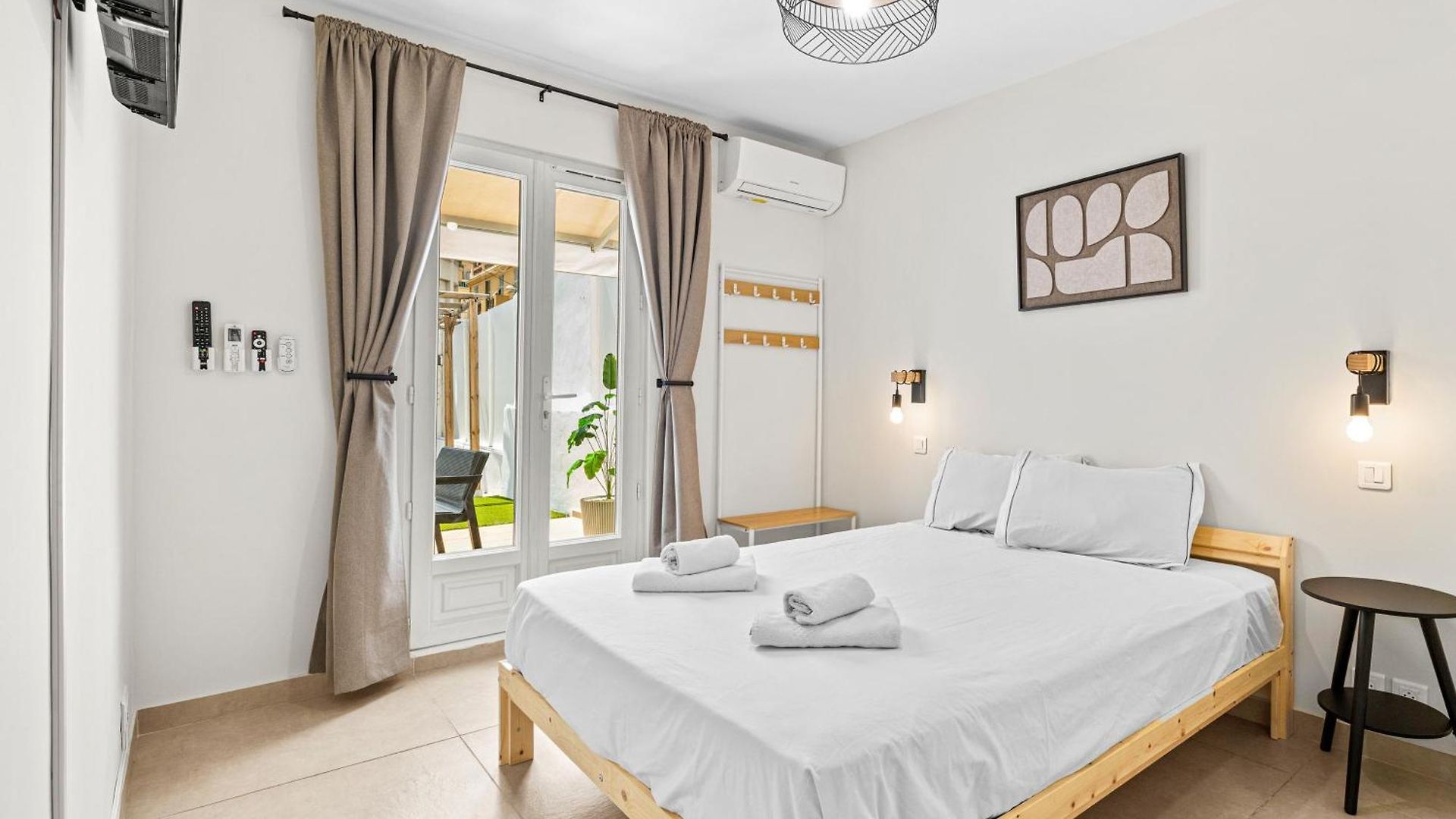 7 Min Walk To The Sea, Free Parking, 3 Ac, Garden Villa